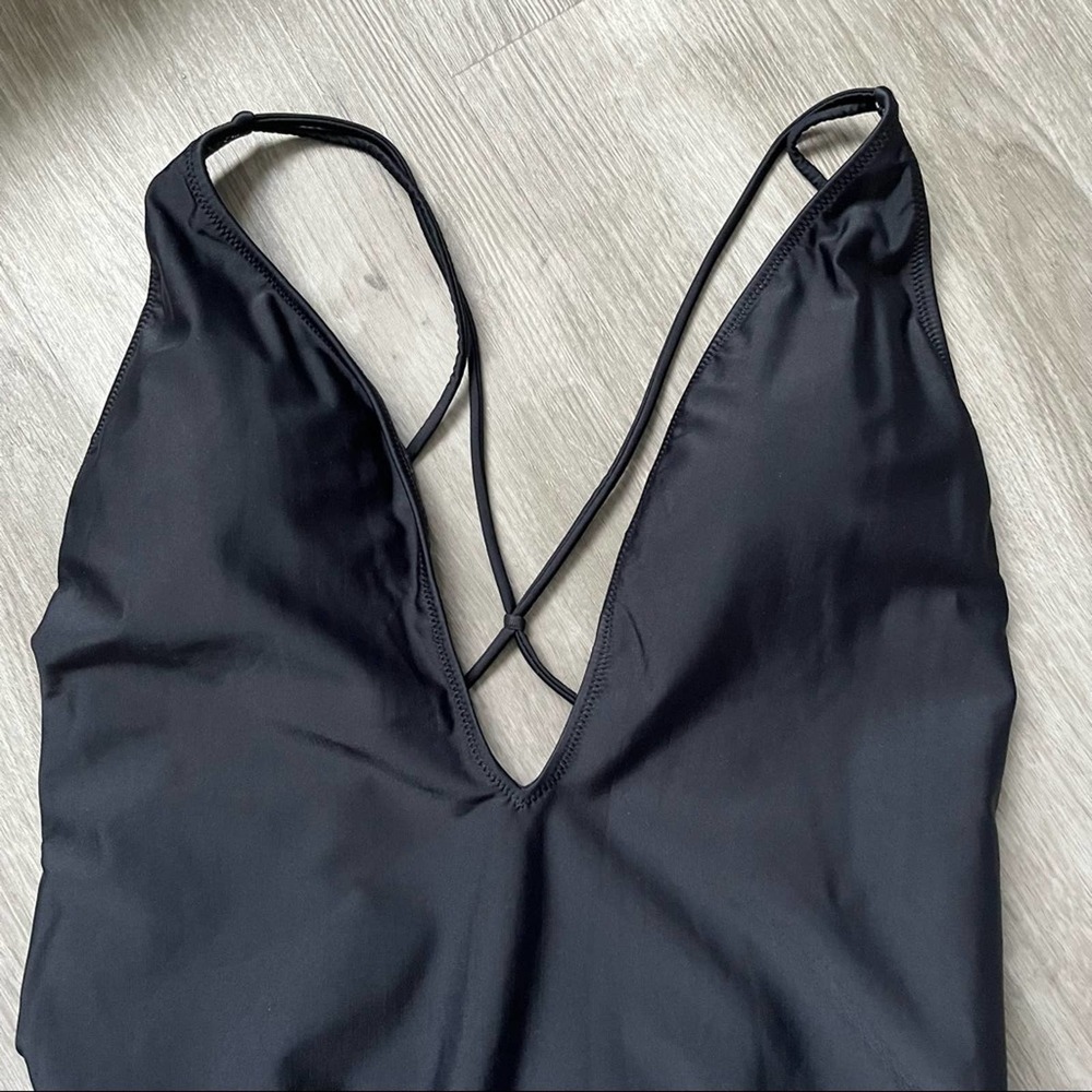 Volcom• Simply solid One Piece - Picture 6 of 13